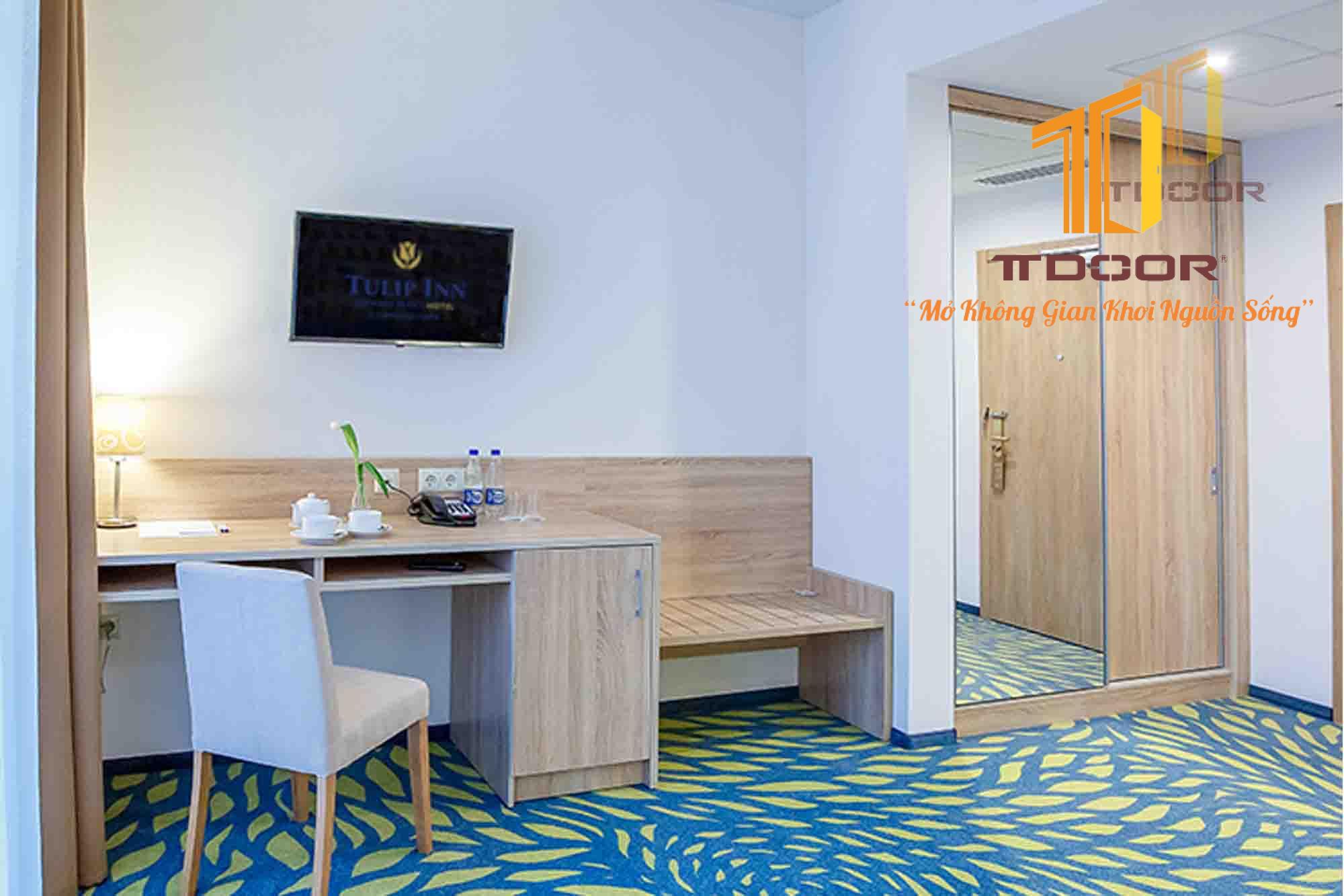 Cửa gỗ có màu sắc tương đồng với phong cách thiết kế của khách sạn